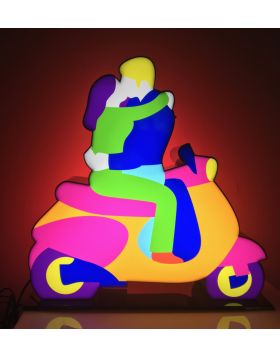 Vespa e innamorati (Scultura in perspex luminosa)