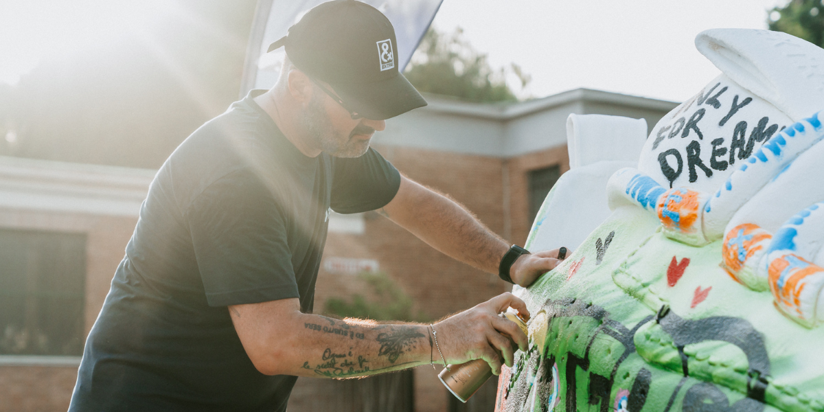 “4 Steps Ahead”: arte urbana e sneaker culture in viaggio con EXTR4 e Mr. Savethewall