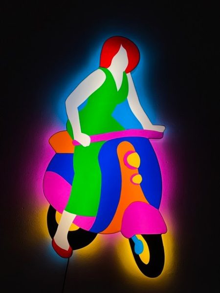Donna in Vespa