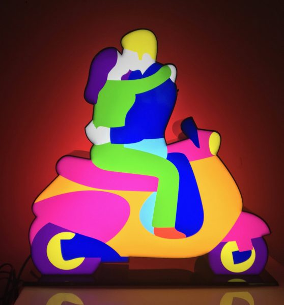 Vespa e innamorati (Scultura in perspex luminosa)